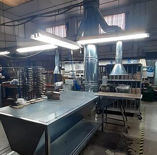 Conductos de aspiración industrial en fábrica